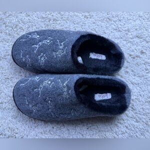 Women’s 8-9 Skeleton Slippers